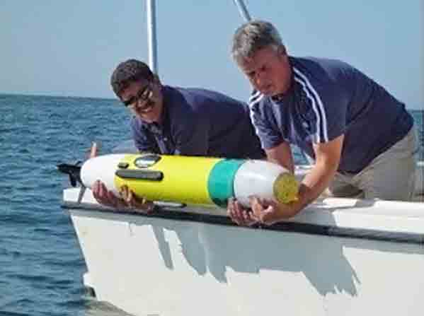 Autonomes Unterwasserfahrzeug REMUS 100 beim Aussetzen von Bord eines Bootes