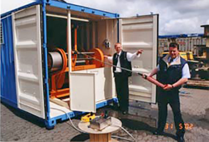 Das System besteht aus einer elektrohydraulischen Winde mit 1.000 m armiertem Schleppkabel eingebaut in einen 20' Container